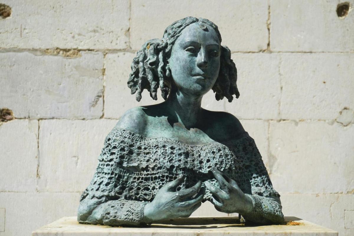 a statue of a woman holding her hands