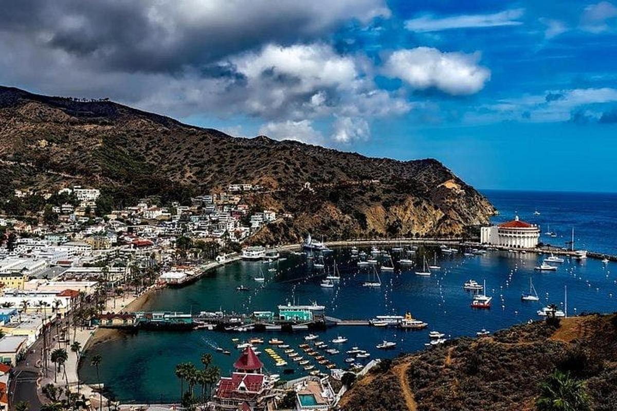 Un puerto con barcos en el agua en una colina