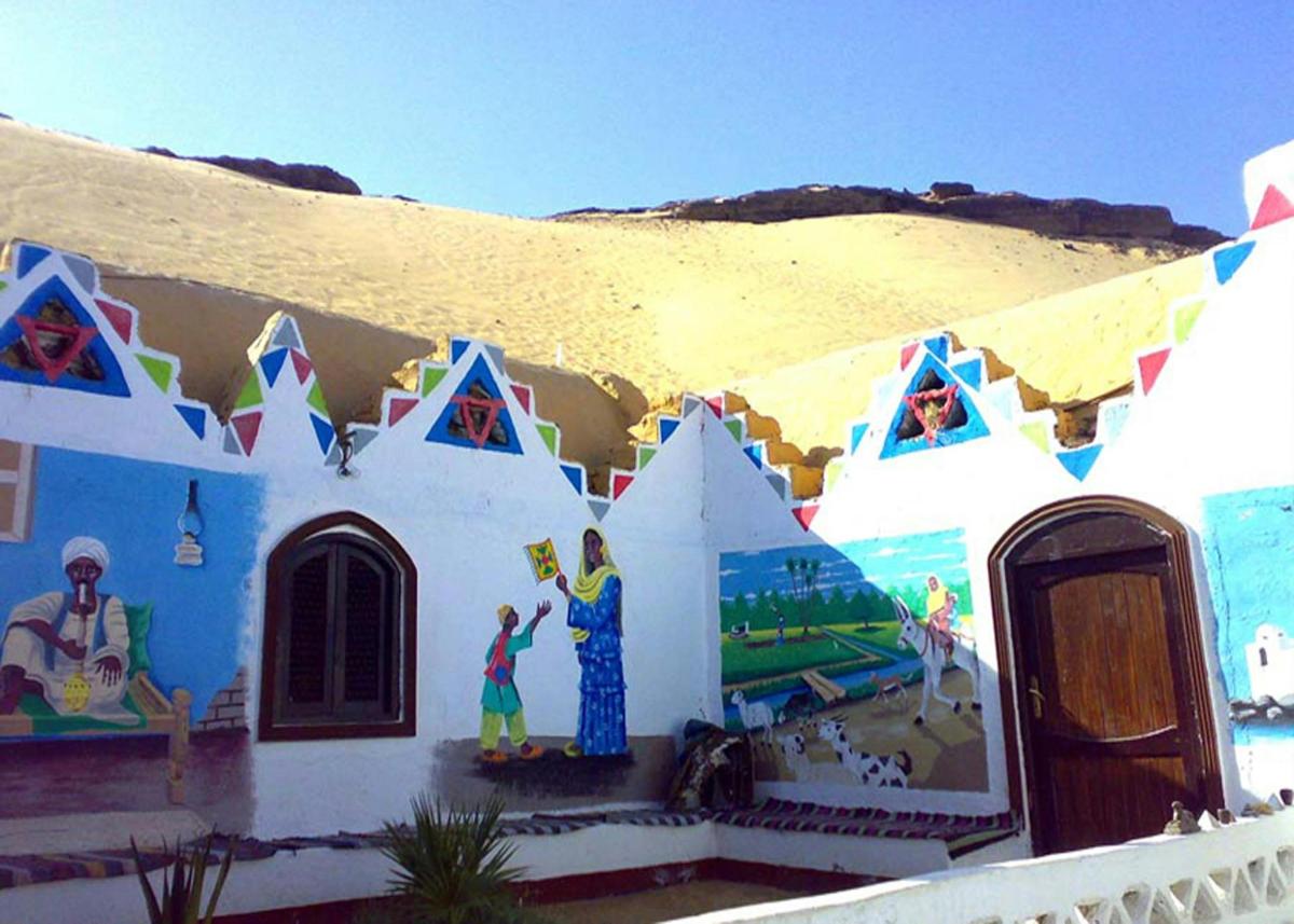 un edifici al desert amb una pintura