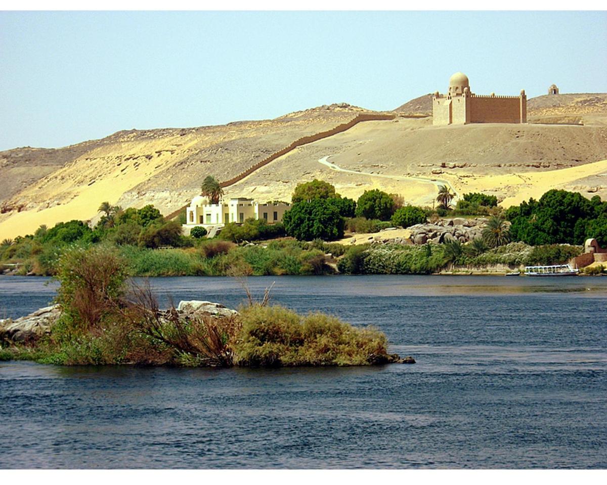 un edifici en un turó al costat d'una massa d'aigua