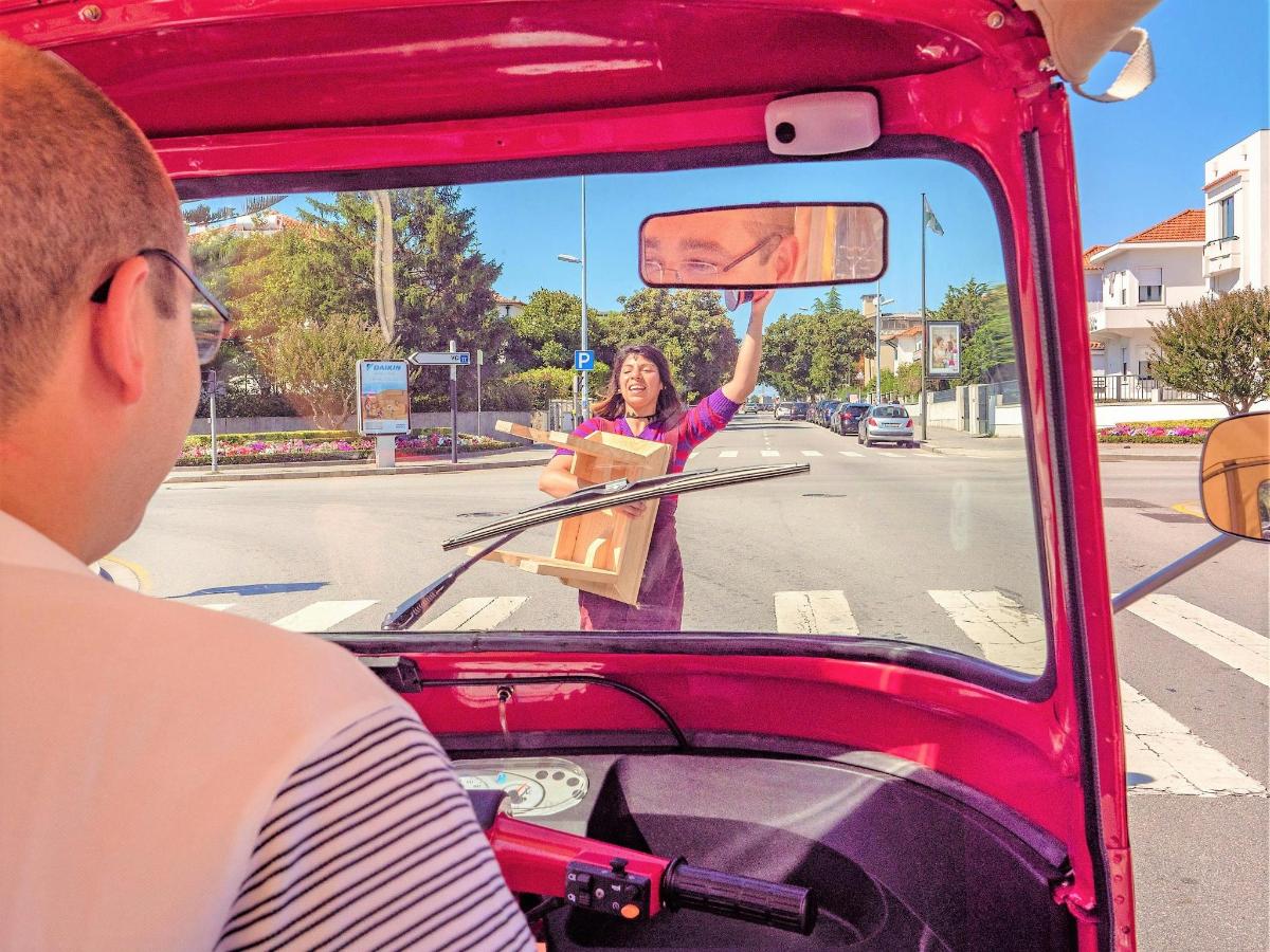 o femeie face cu mâna de la geamul din față al unui autobuz