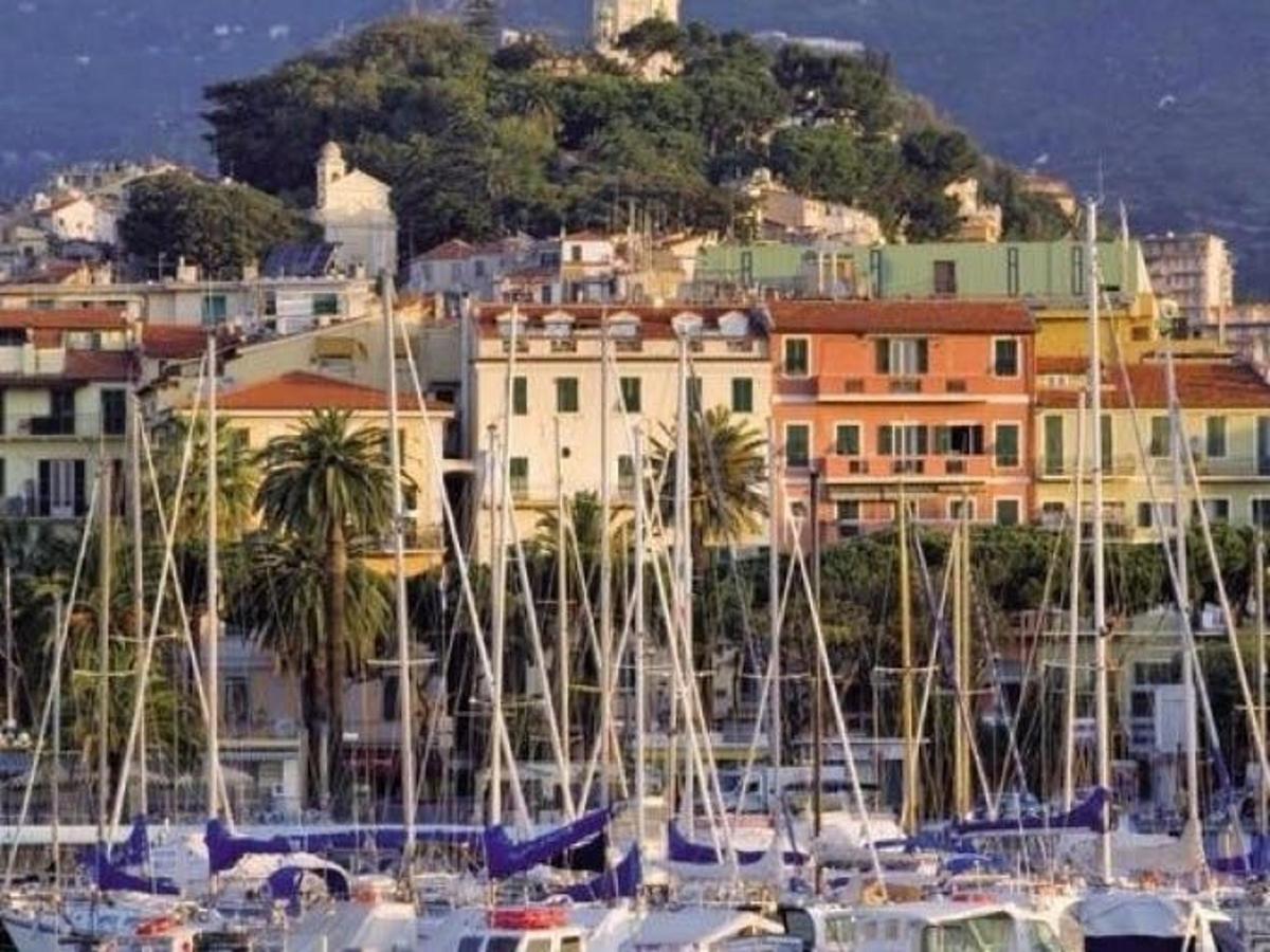 μια ομάδα σκαφών αγκυροβολημένα σε μια μαρίνα με κτίρια
