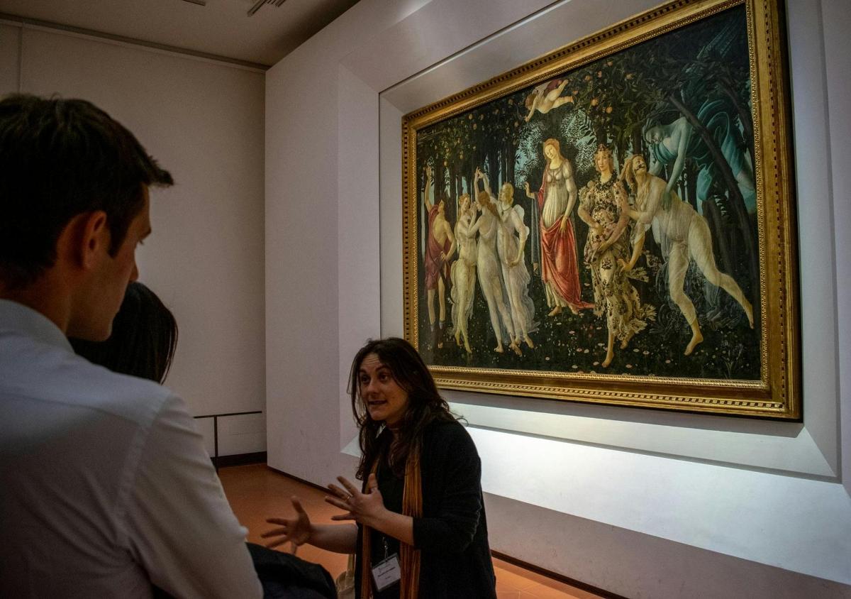 grupa ludzi oglądająca obraz w muzeum