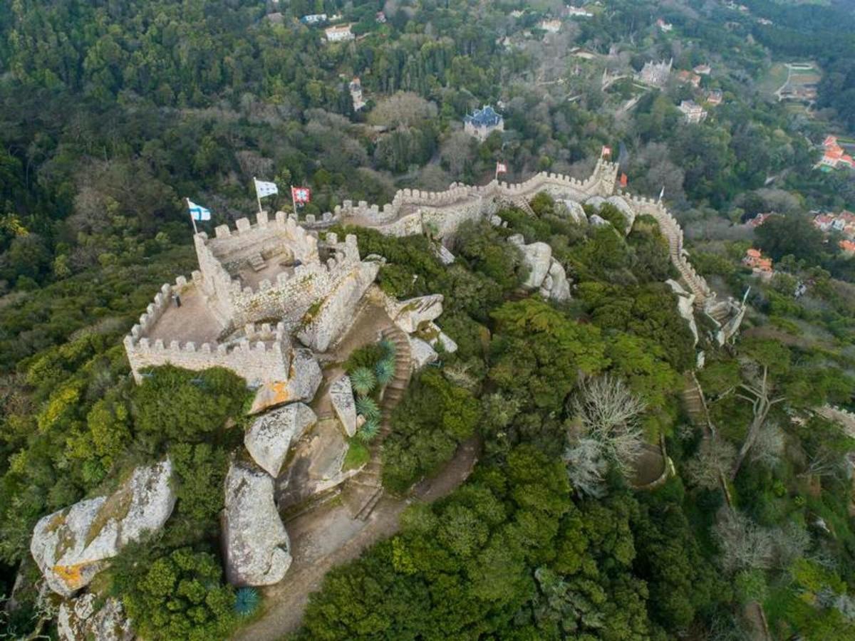 letecký pohled na hrad na hoře