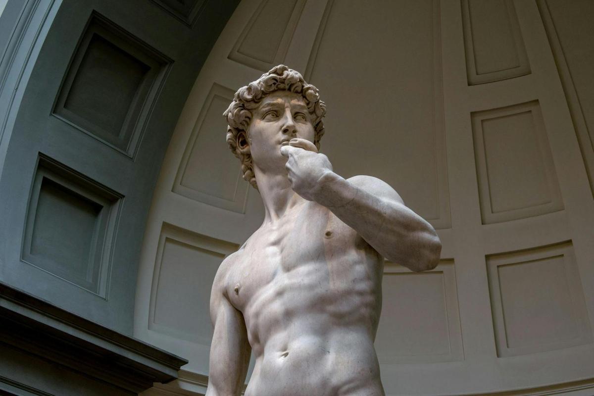 una estatua de un hombre cepillándose los dientes