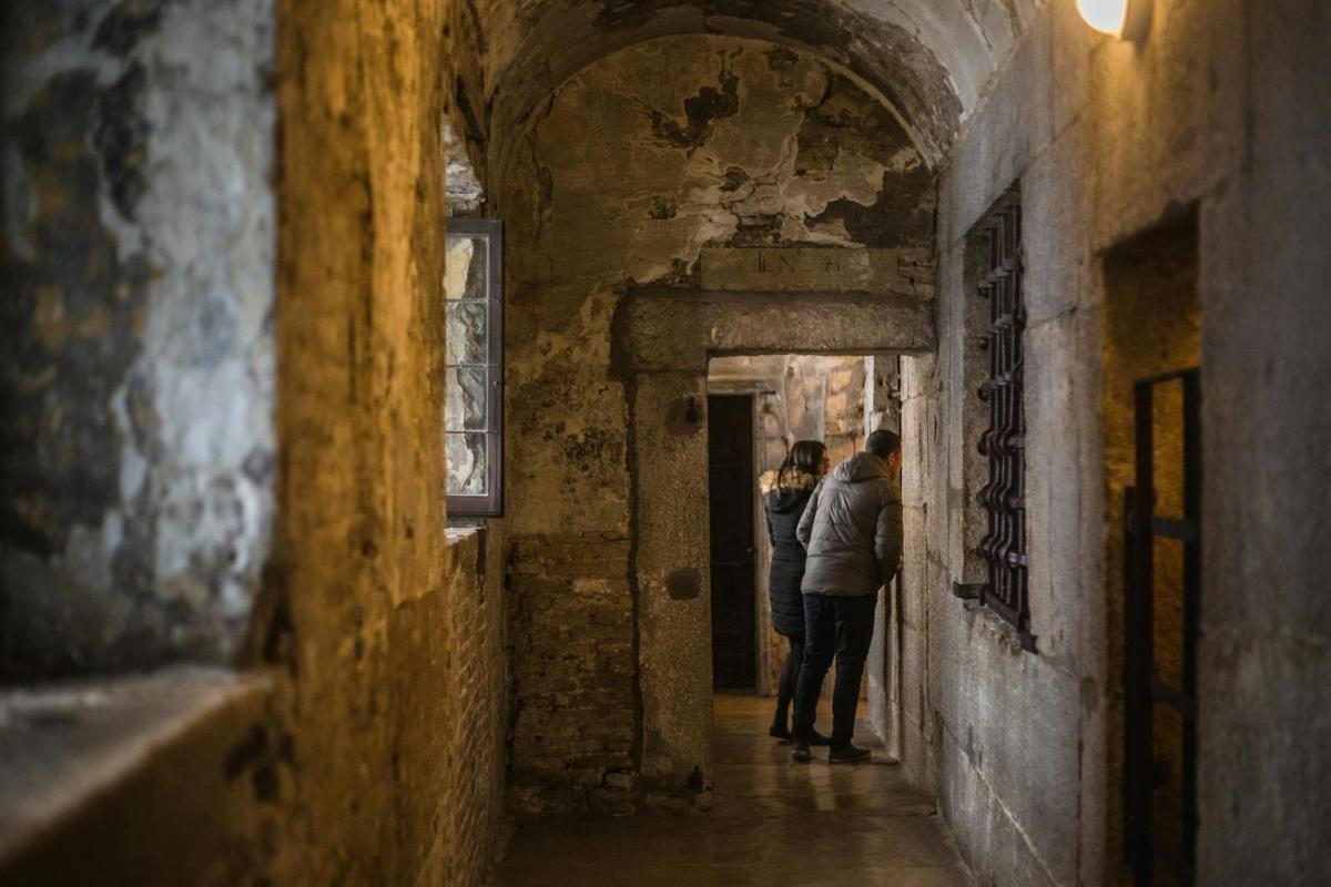 двоје људи стоје у уличици у згради