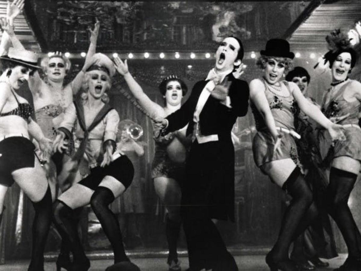 Una foto antigua de un grupo de bailarines en una actuación.