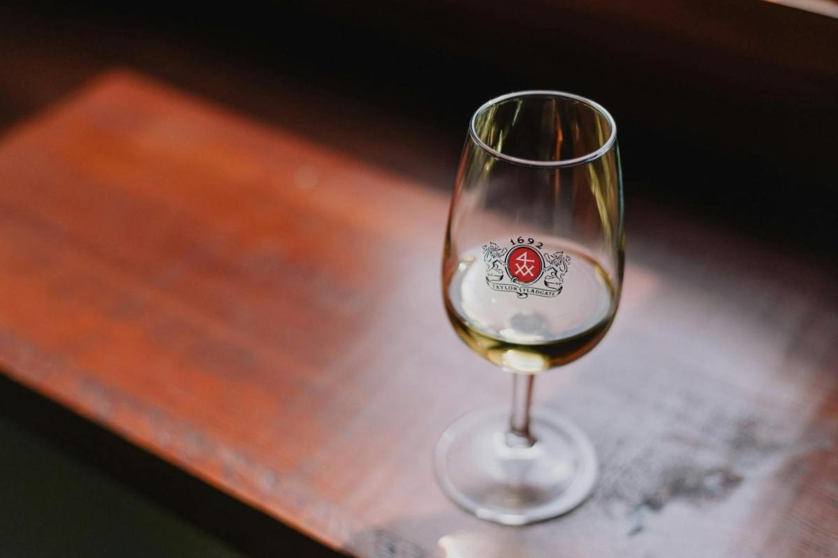 un bicchiere di vino appoggiato su un tavolo
