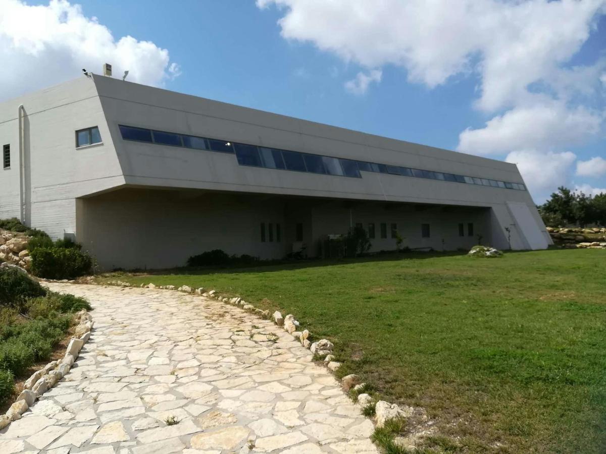 Un edificio con un camino de piedra delante de un edificio.