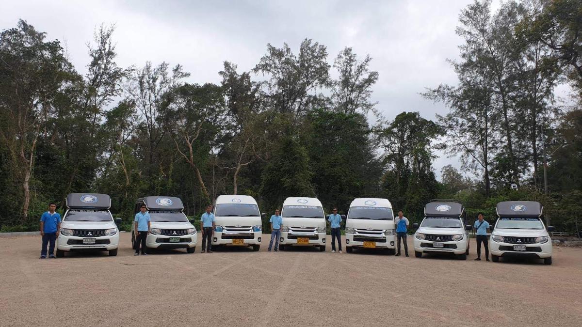 sekumpulan trak putih diletakkan di tempat letak kereta