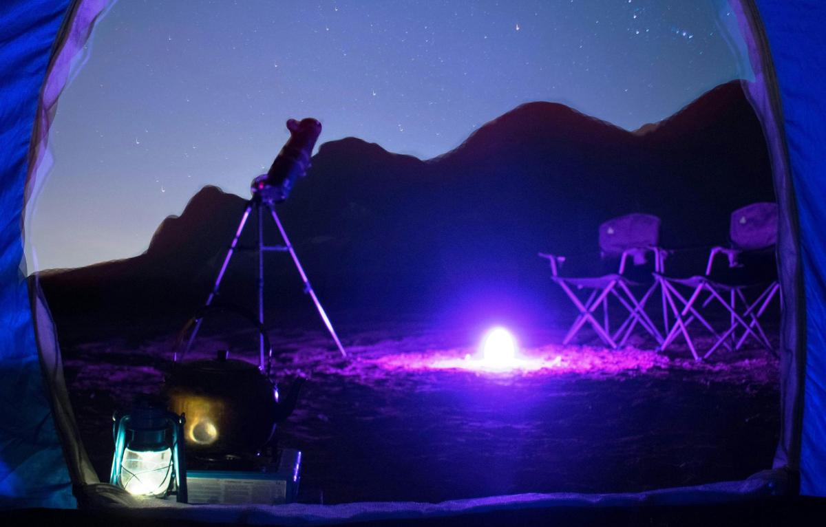 eine Ansicht einer Kamera und eines Teleskops bei Nacht