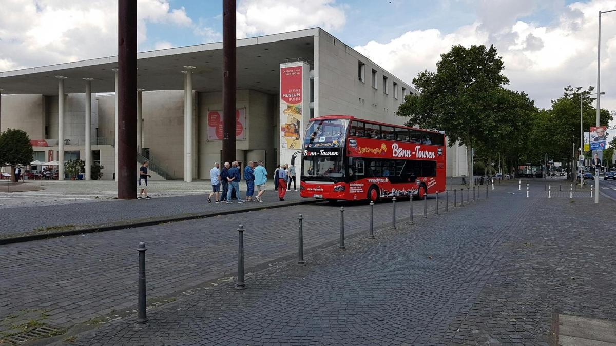 punane kahekordne buss pargitud hoone ette