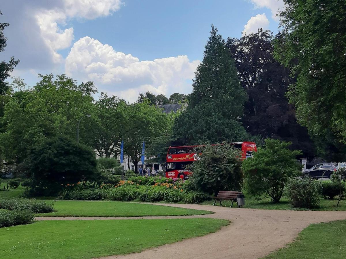 pargis pargitud punane kahekordne buss