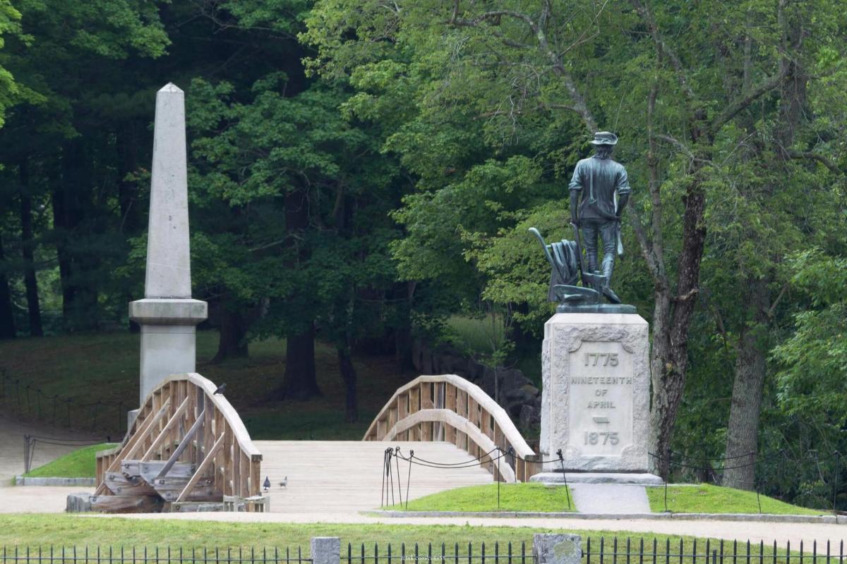 uma estátua de um homem em um monumento em um parque