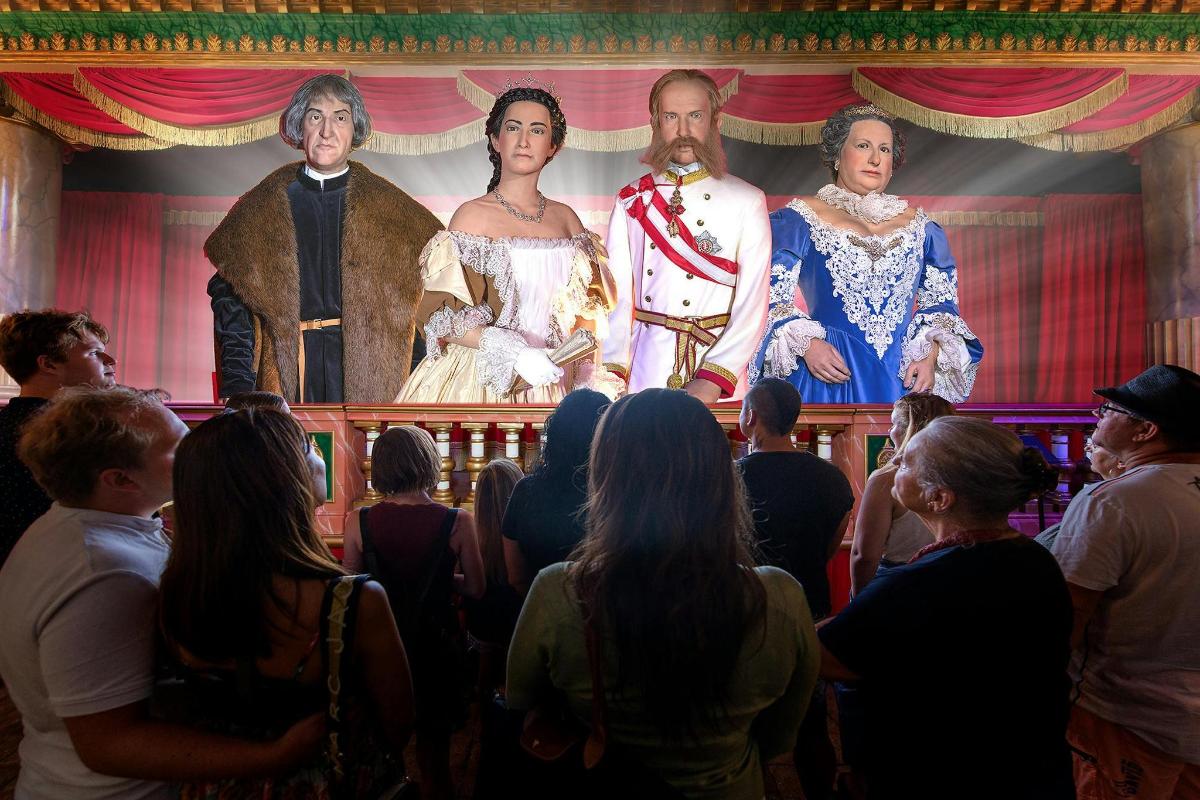 una folla di persone che guardano una presentazione in un teatro