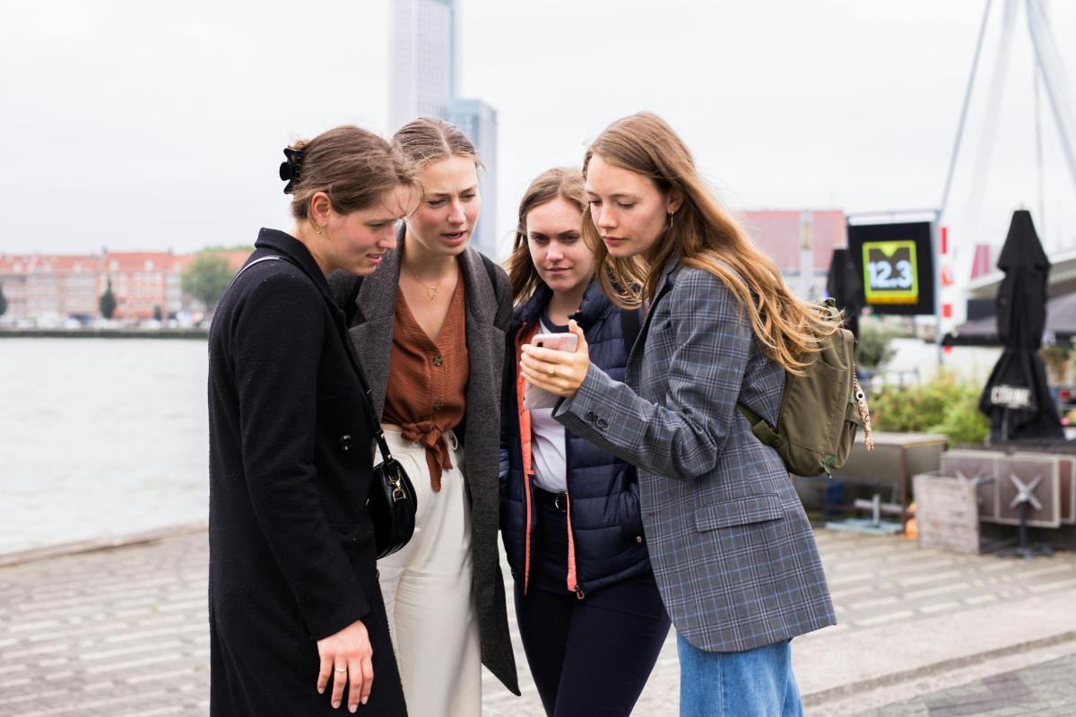 un gruppo di donne che guardano un cellulare