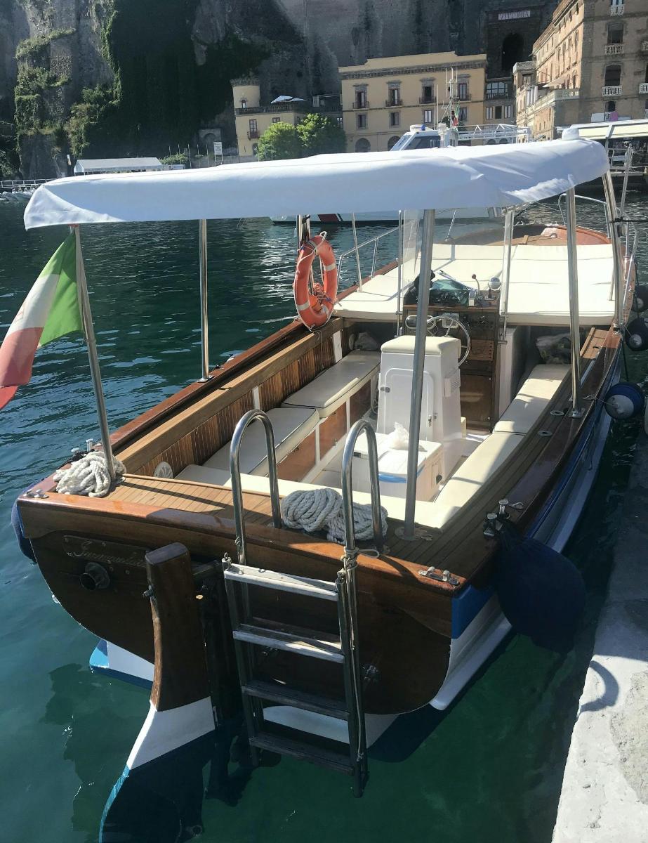 um pequeno barco está atracado na água