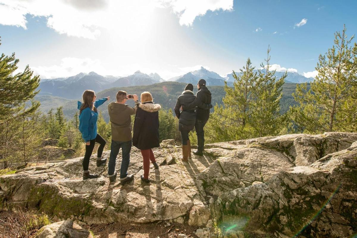 un gruppo di persone in piedi sulla cima di una montagna