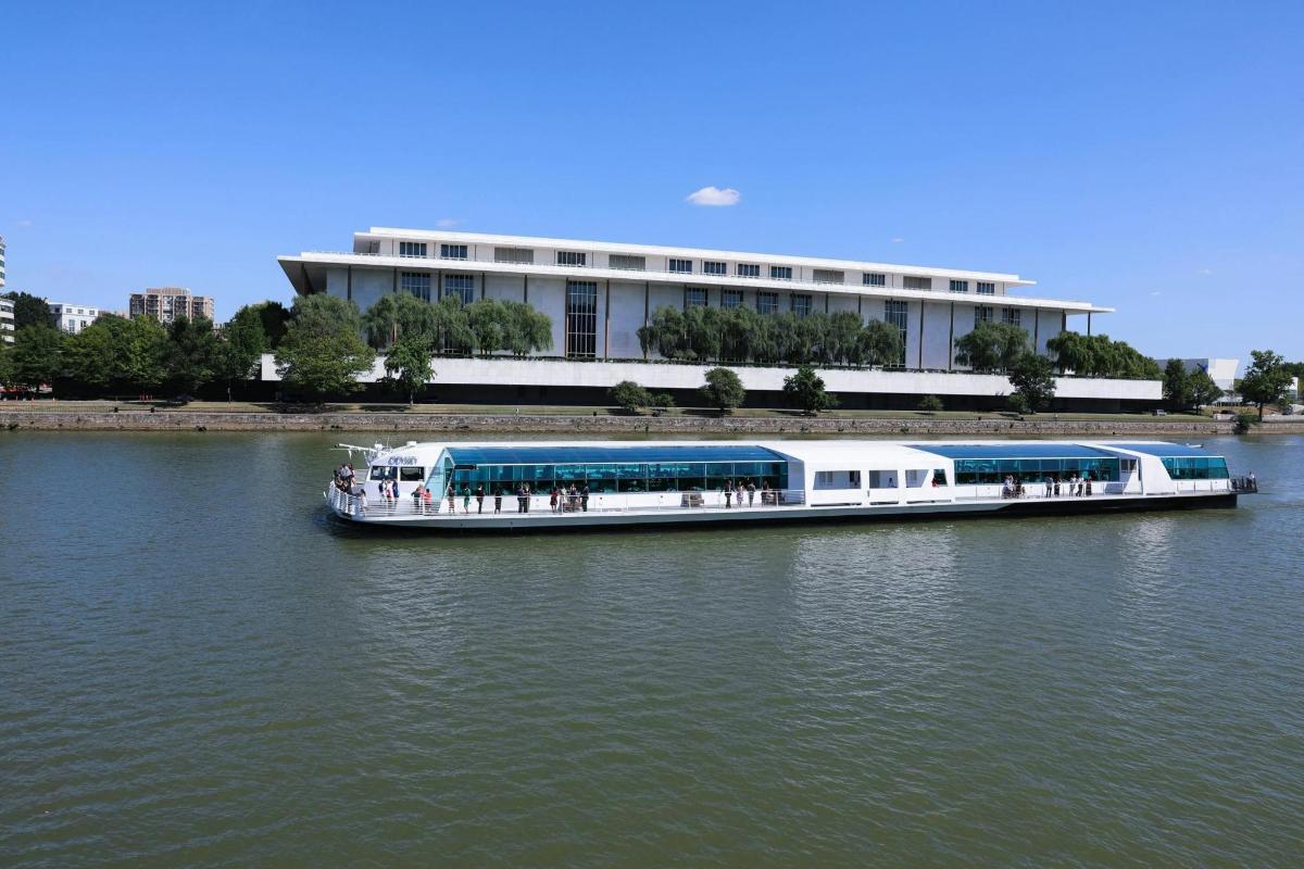 una barca sull'acqua di fronte a un edificio