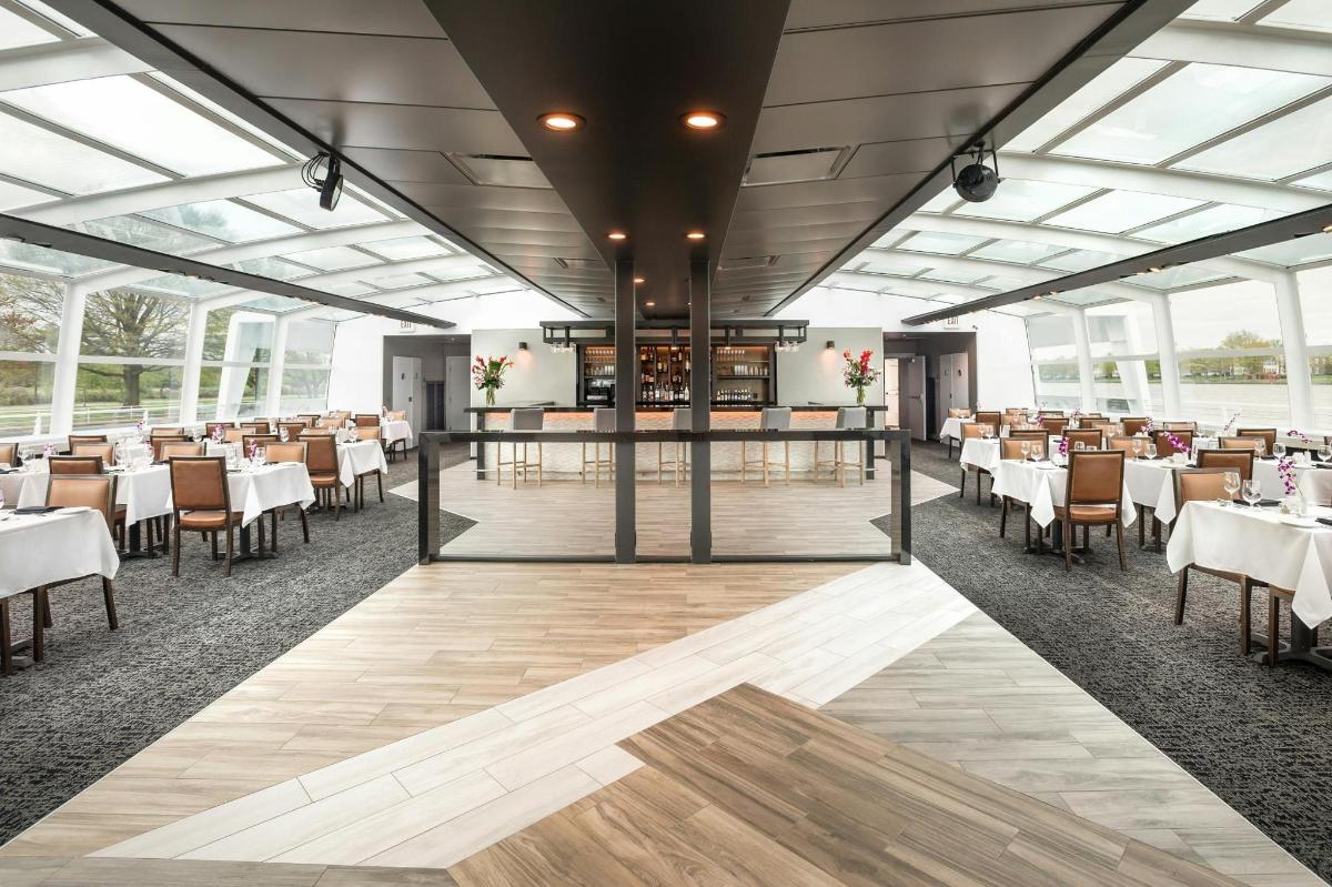 una sala da pranzo con tavoli e sedie bianchi