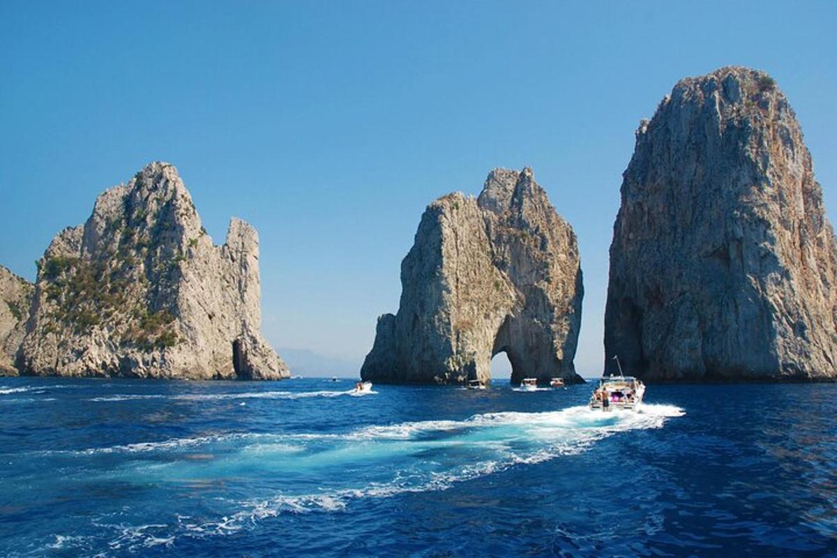 um barco na água perto de algumas pedras grandes
