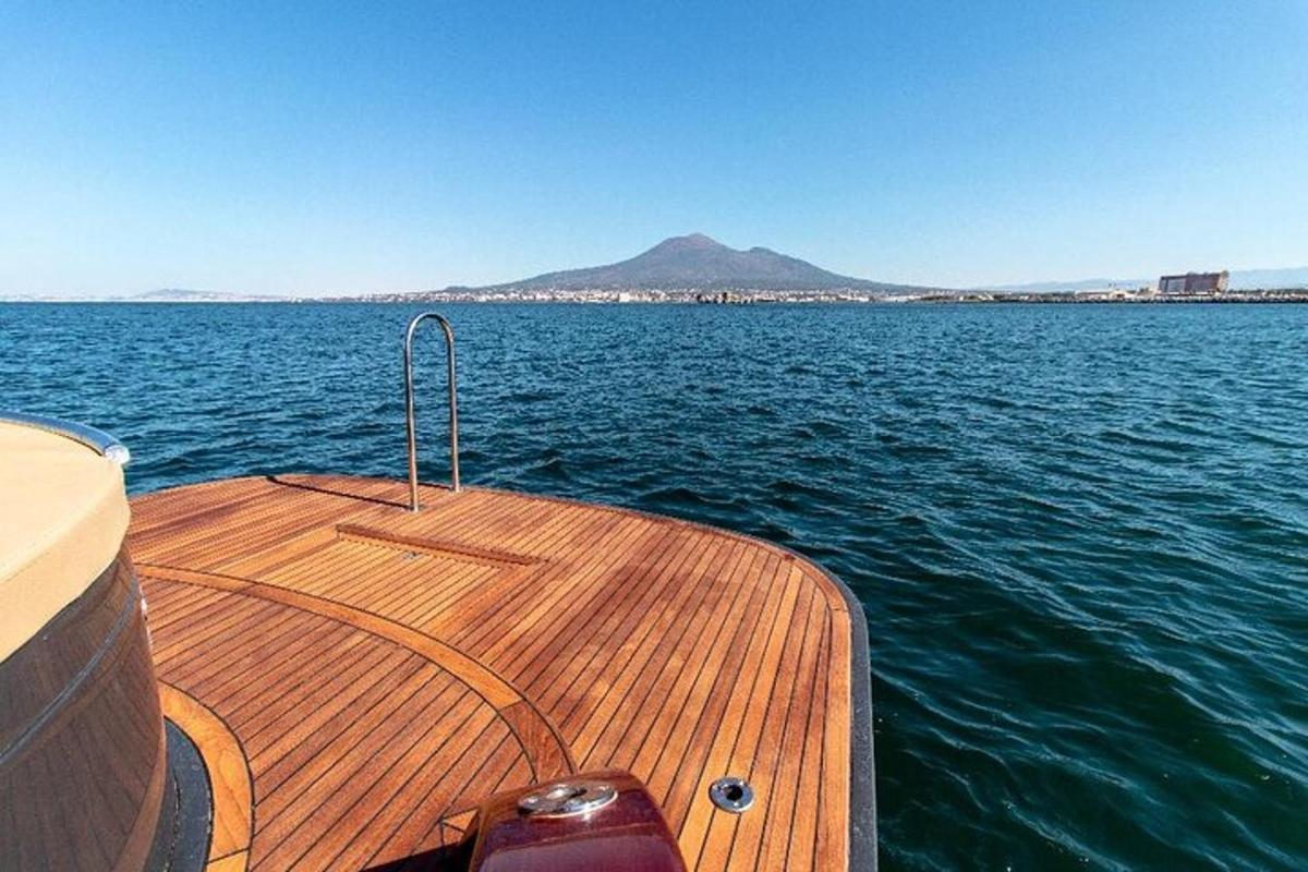 um barco na água com uma montanha ao fundo