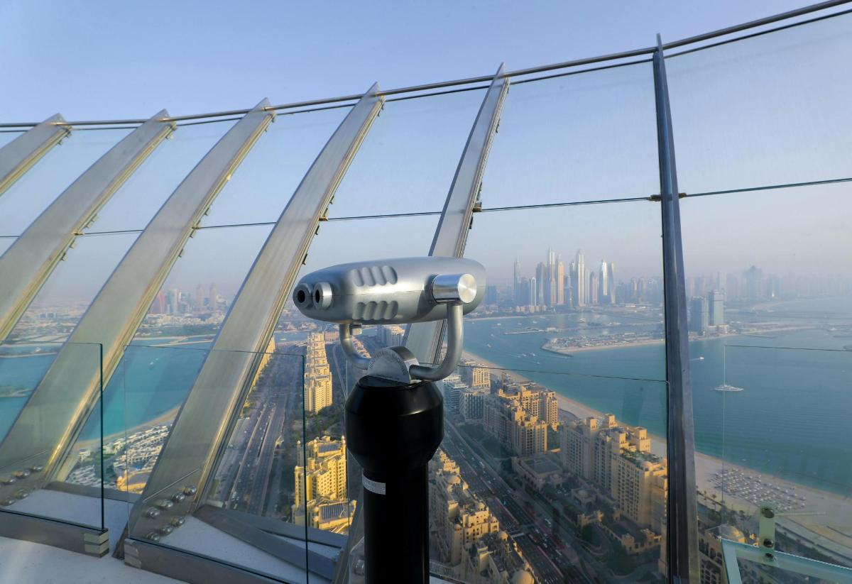 Una vista de una ciudad desde lo alto de una torre de observación.