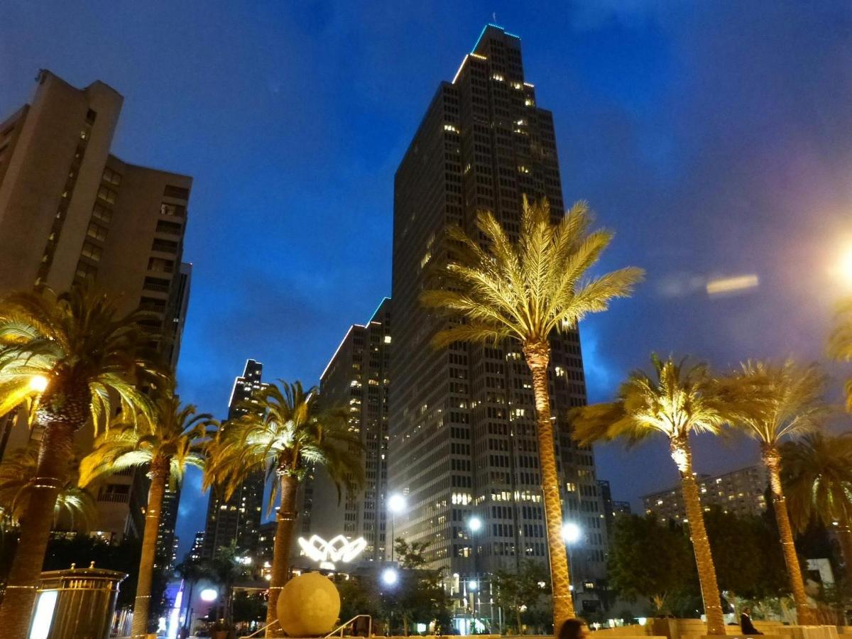 uno skyline cittadino con palme ed edifici
