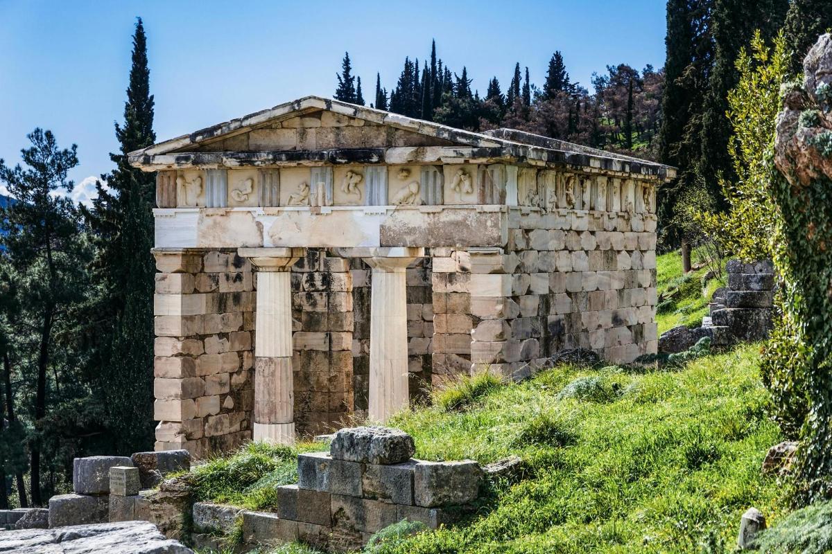 un antico edificio sul fianco di una collina