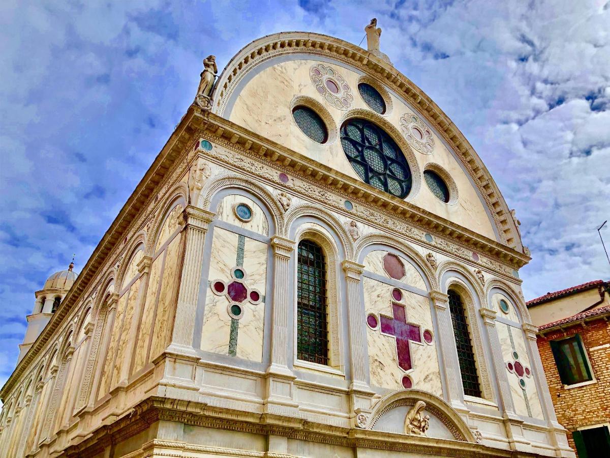 menara gereja dengan jam di atasnya