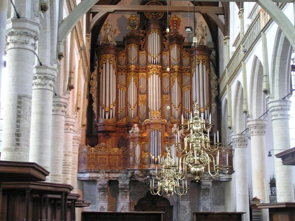 Un órgano grande en una iglesia con una catedral.
