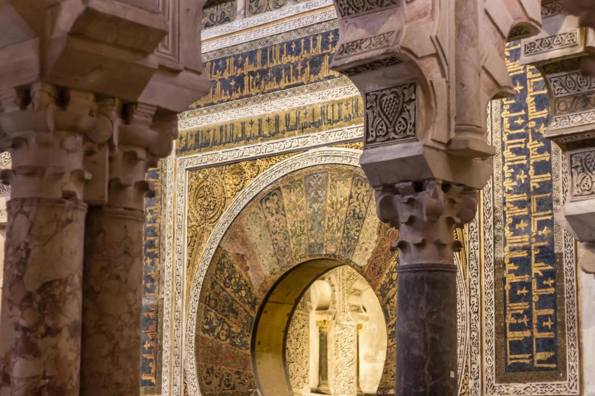 un arco in un edificio decorato con mosaici