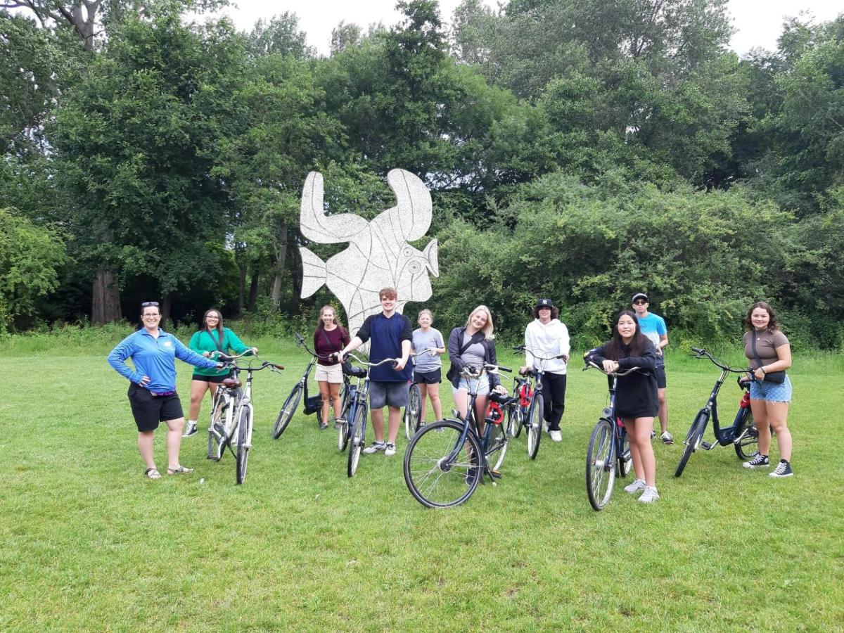Un grupo de personas con bicicletas en un campo.