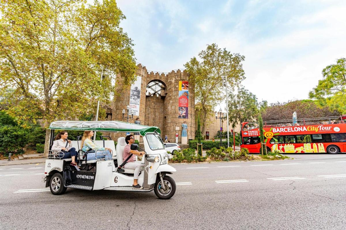 un grup de persones que viatgen en un carret de golf per un carrer