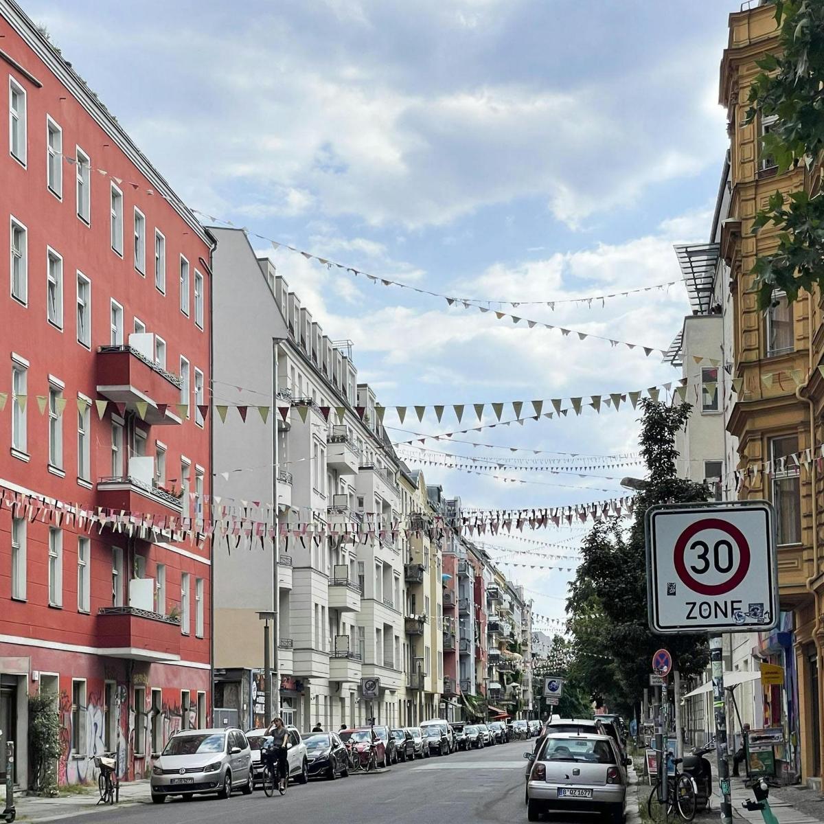 městská ulice s auty zaparkovanými na ulici