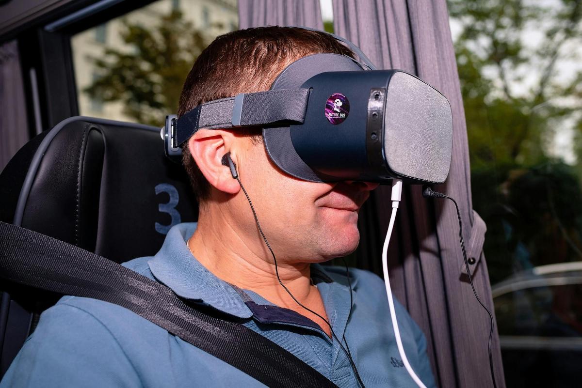 ein Mann, der ein Virtual-Reality-Headset trägt
