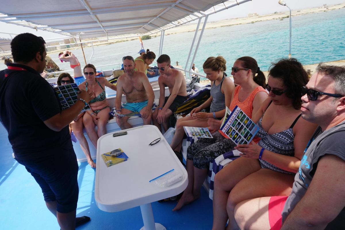 un groupe de personnes assises sur un bateau