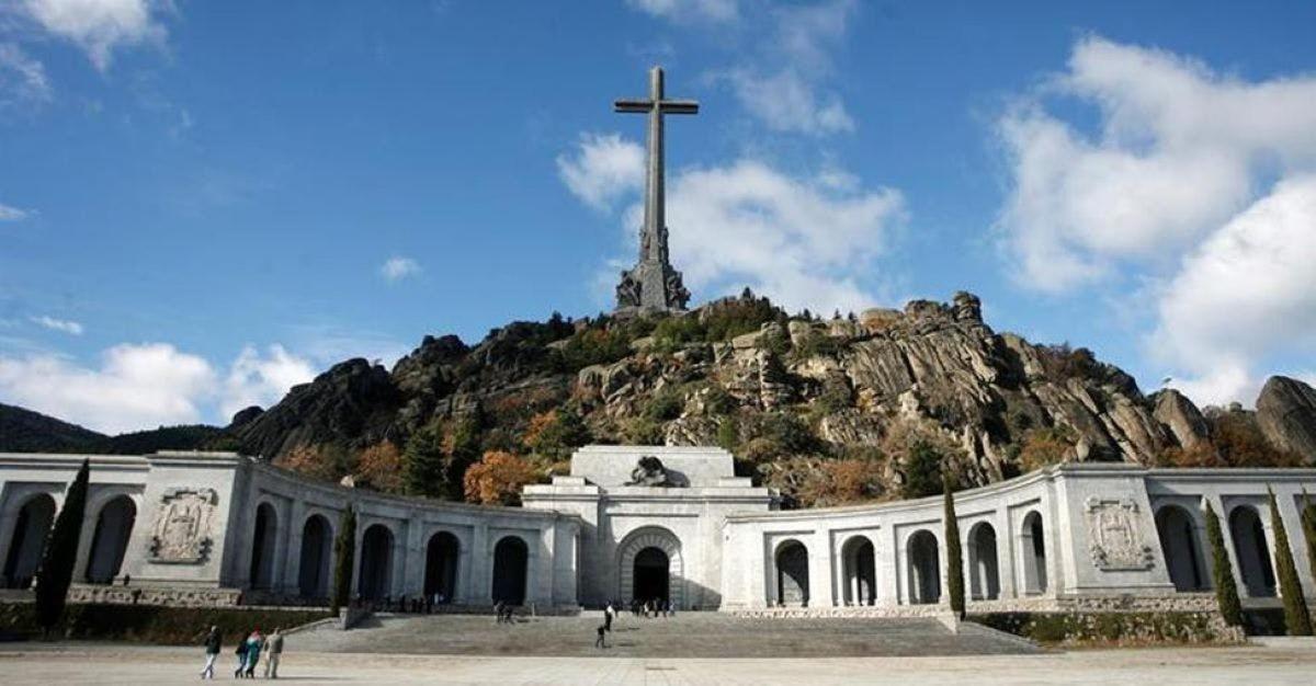 kostel s křížem na vrcholu kopce