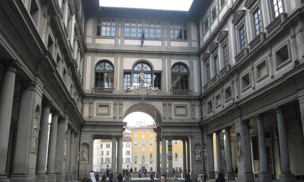 ein Torbogen in einem Gebäude, durch den Menschen gehen