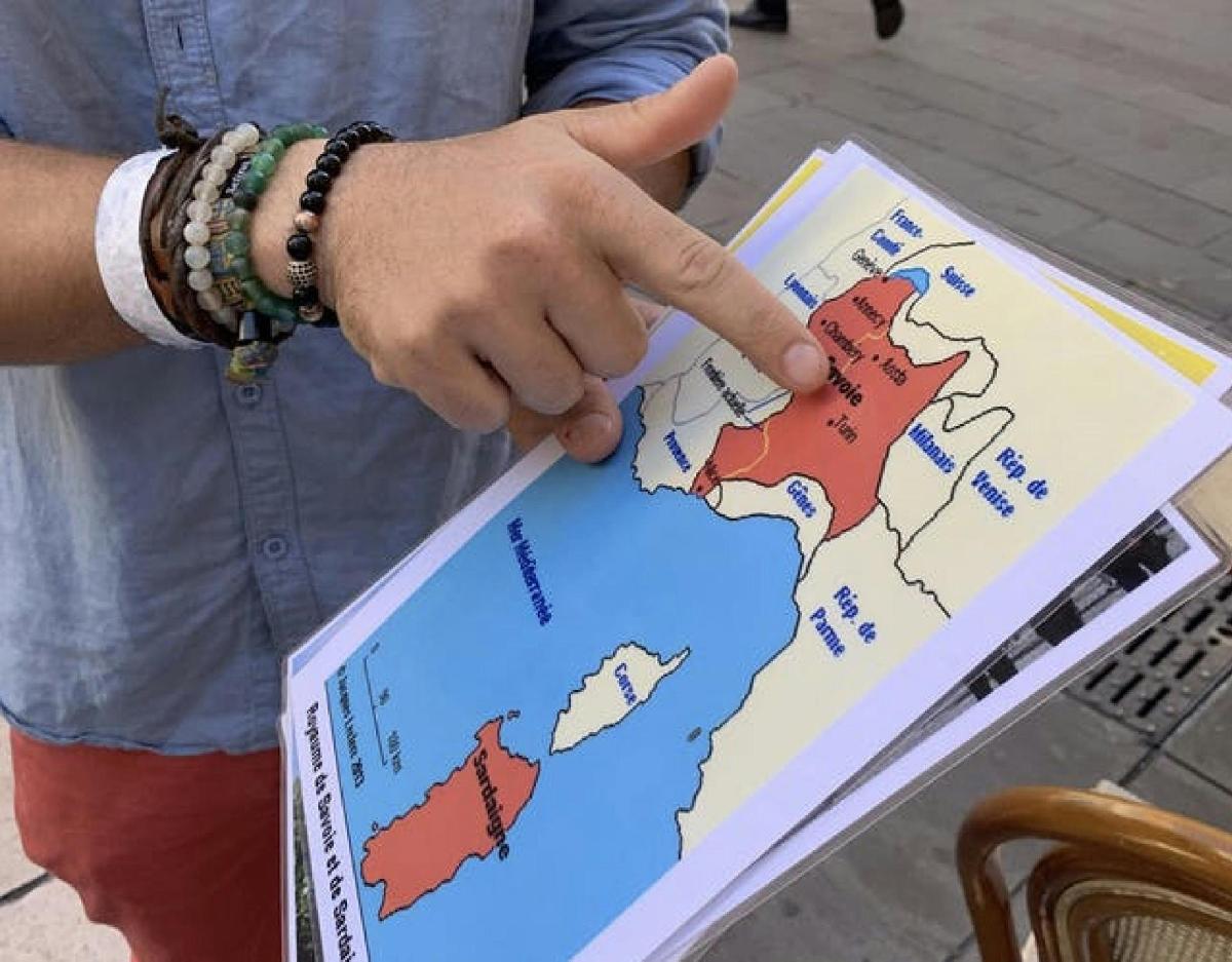 una persona assenyalant un mapa dels Estats Units