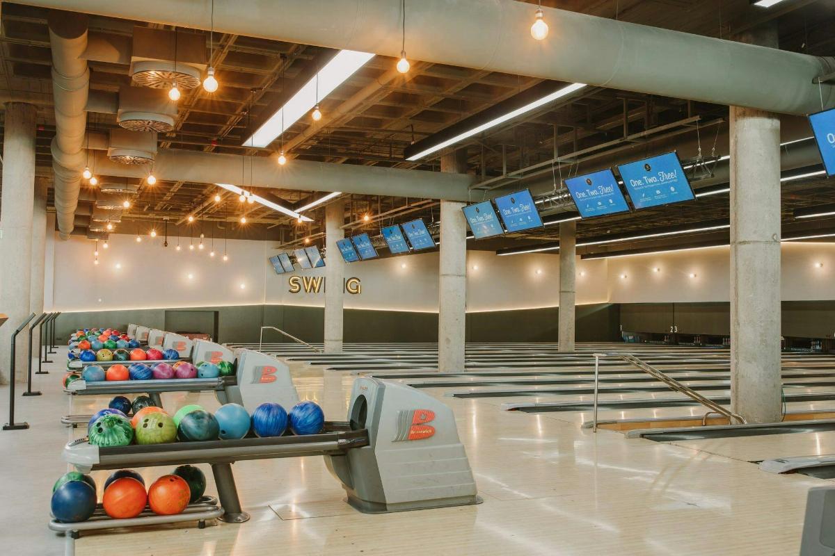 một phòng tập thể dục với một hàng bóng bowling được trưng bày