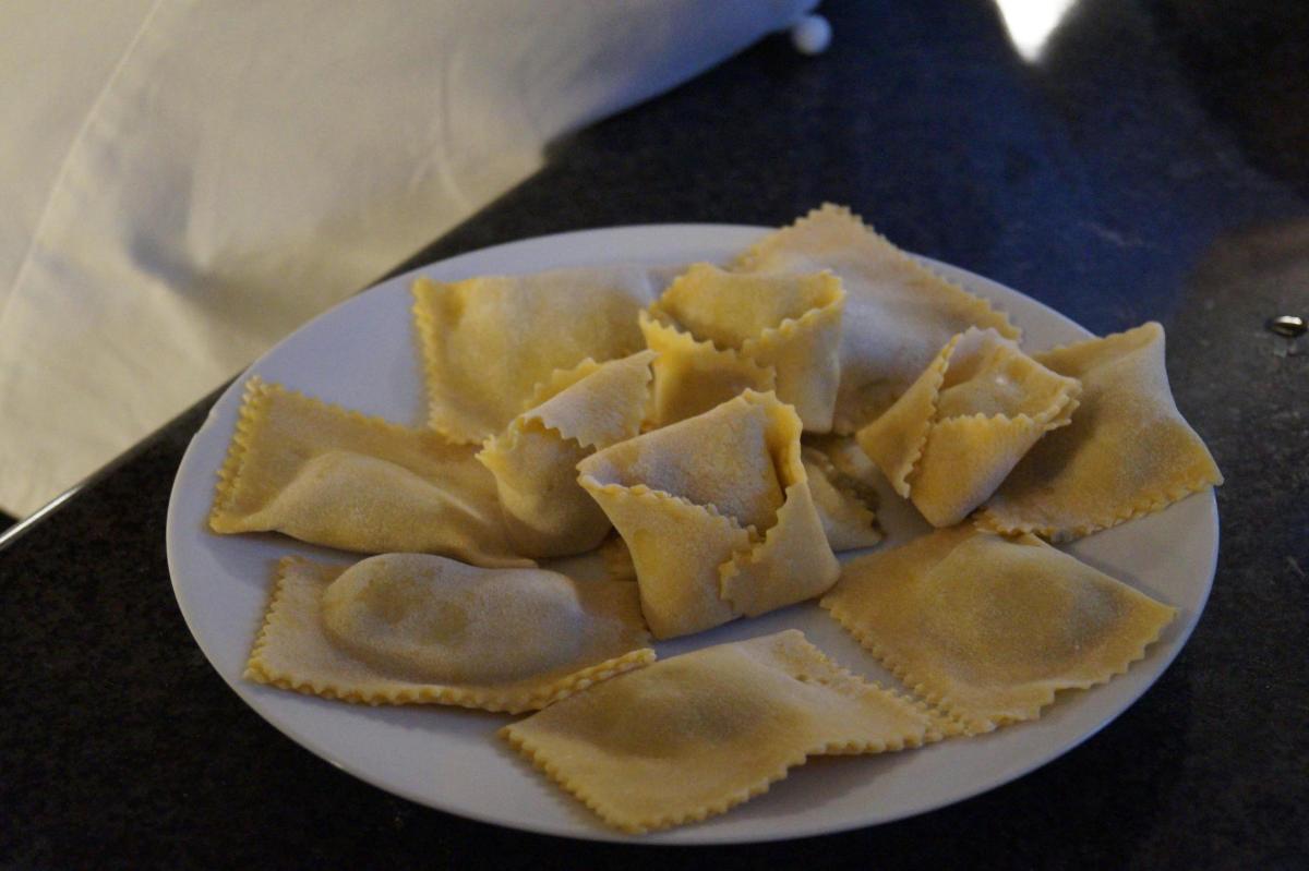 un piatto di wonton sopra un tavolo