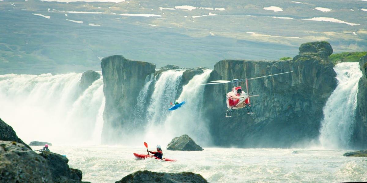 grupp inimesi helikopterites lendamas üle juga