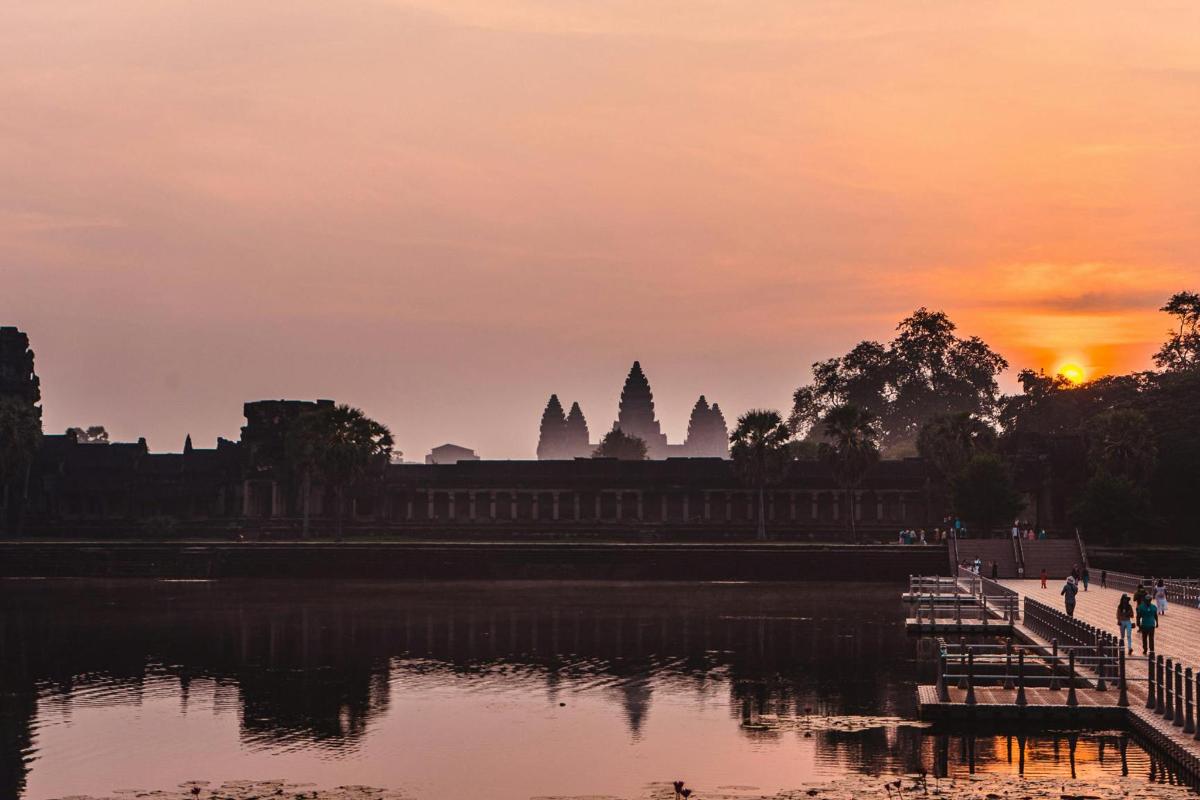 en solnedgang over tempelet i Angkor Wat ved solnedgang