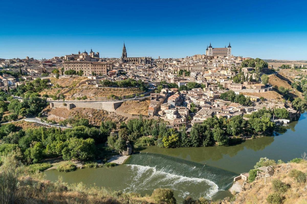 una vista di una città dal fiume