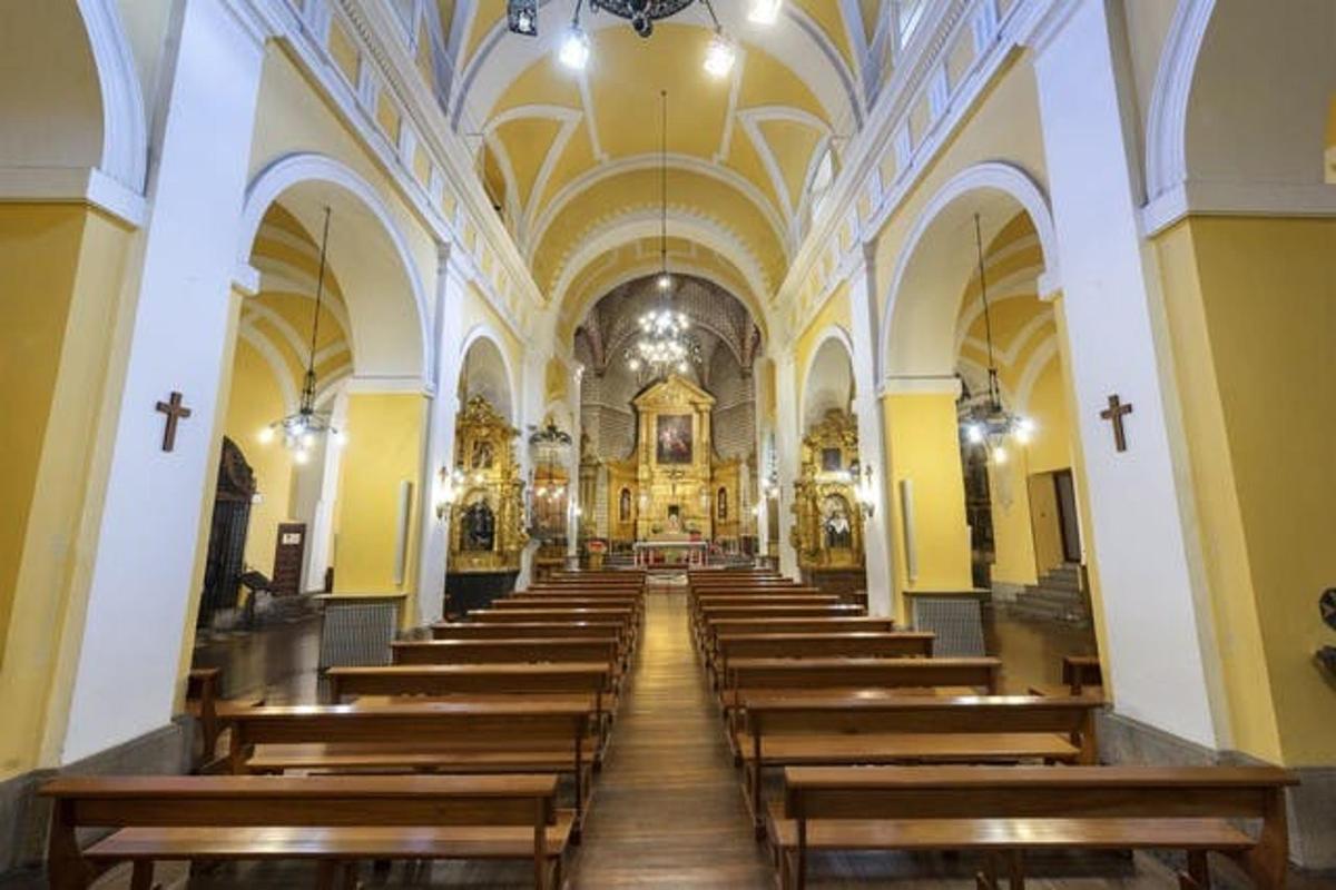 una chiesa vuota con banchi di legno e aasteryasteryasteryasteryasteryasteryastery