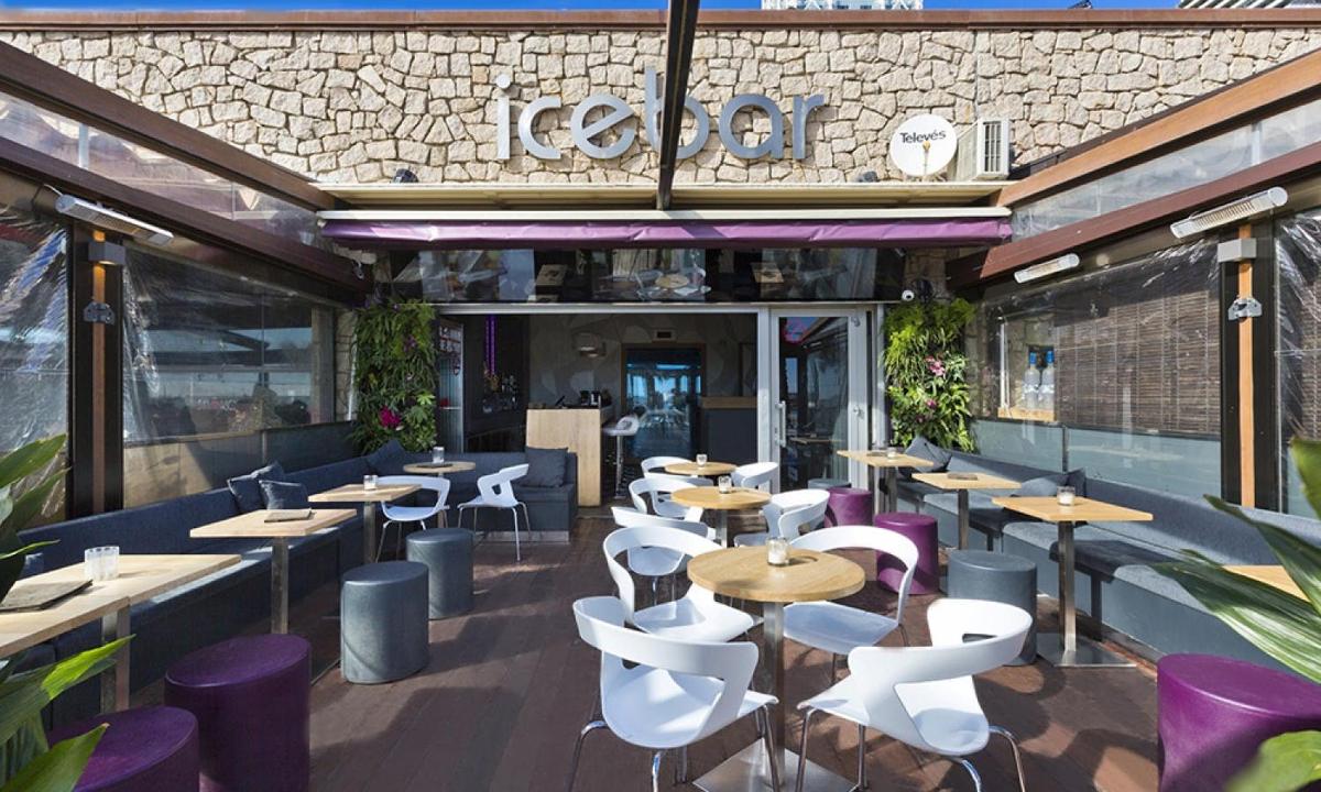 um restaurante com mesas de madeira e cadeiras roxas