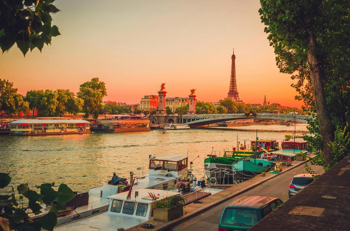 tanawin ng eiffel tower at isang ilog na may mga bangka