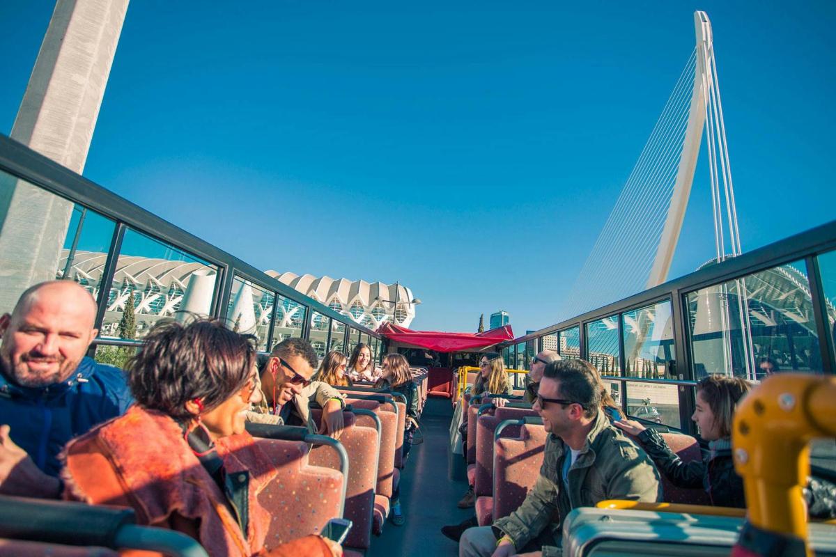 skupina lidí sedících v autobuse