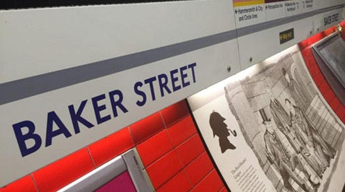 skilti sem segir Baker Street á tölvuskjá